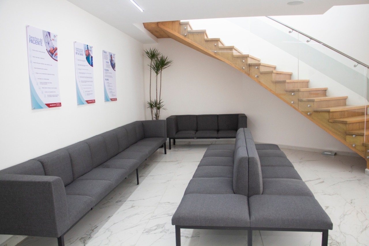 Sala de espera moderna y luminosa de una cl&iacute;nica