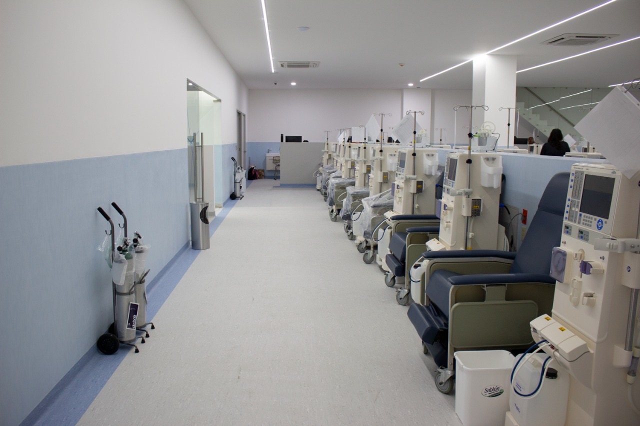 Sala de tratamiento de hemodiálisis con sillones reclinables y equipo médico