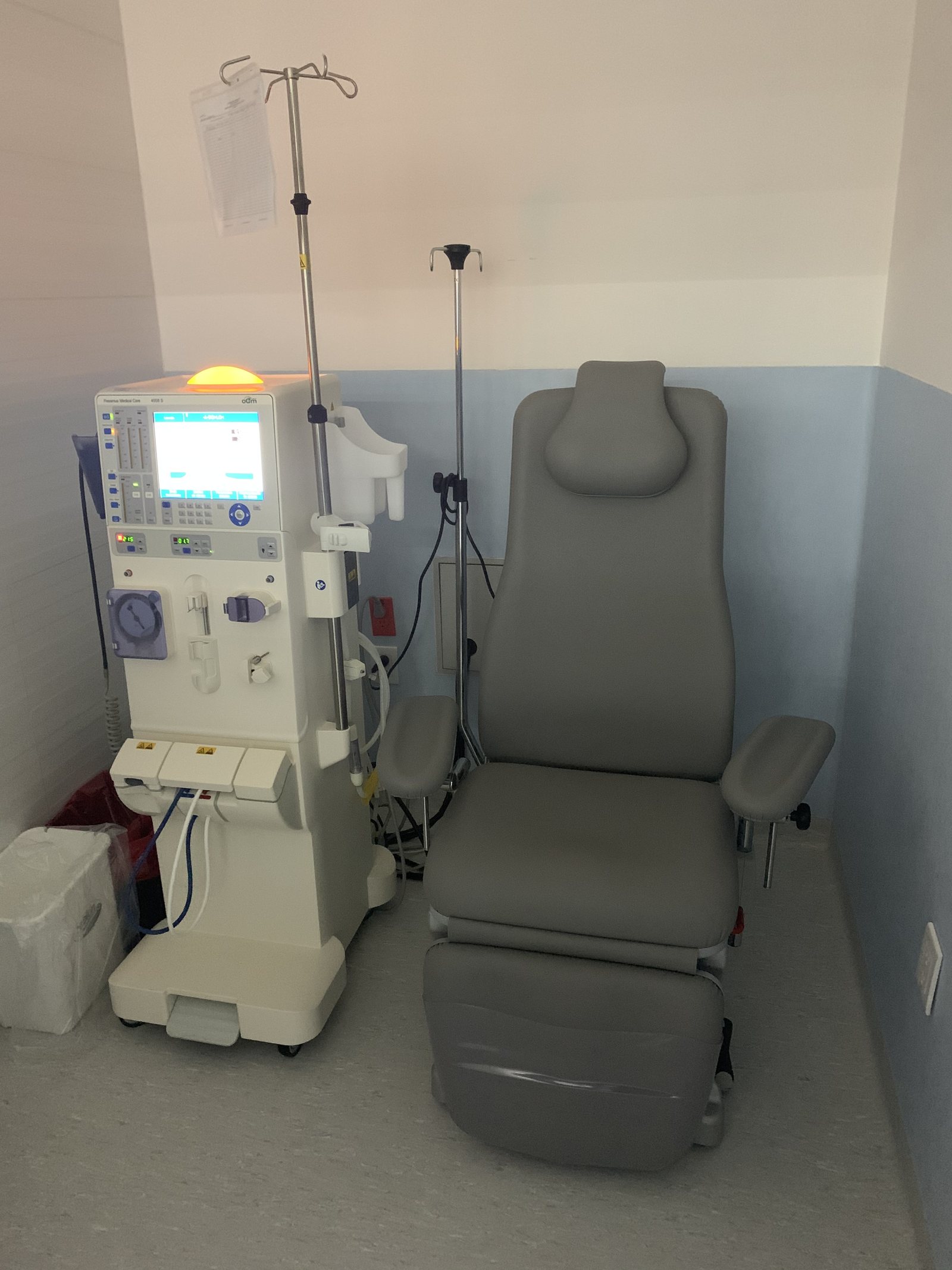 Sill&oacute;n y equipo de hemodi&aacute;lisis en sala de tratamiento de M&eacute;dica Renacer