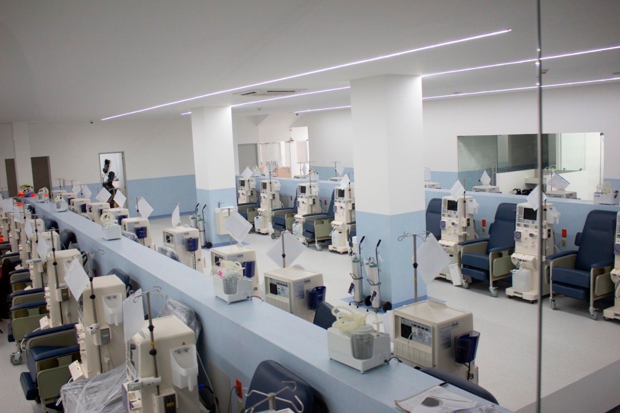 Sala de tratamiento de hemodi&aacute;lisis de M&eacute;dica Renacer, con sillones y equipo m&eacute;dico