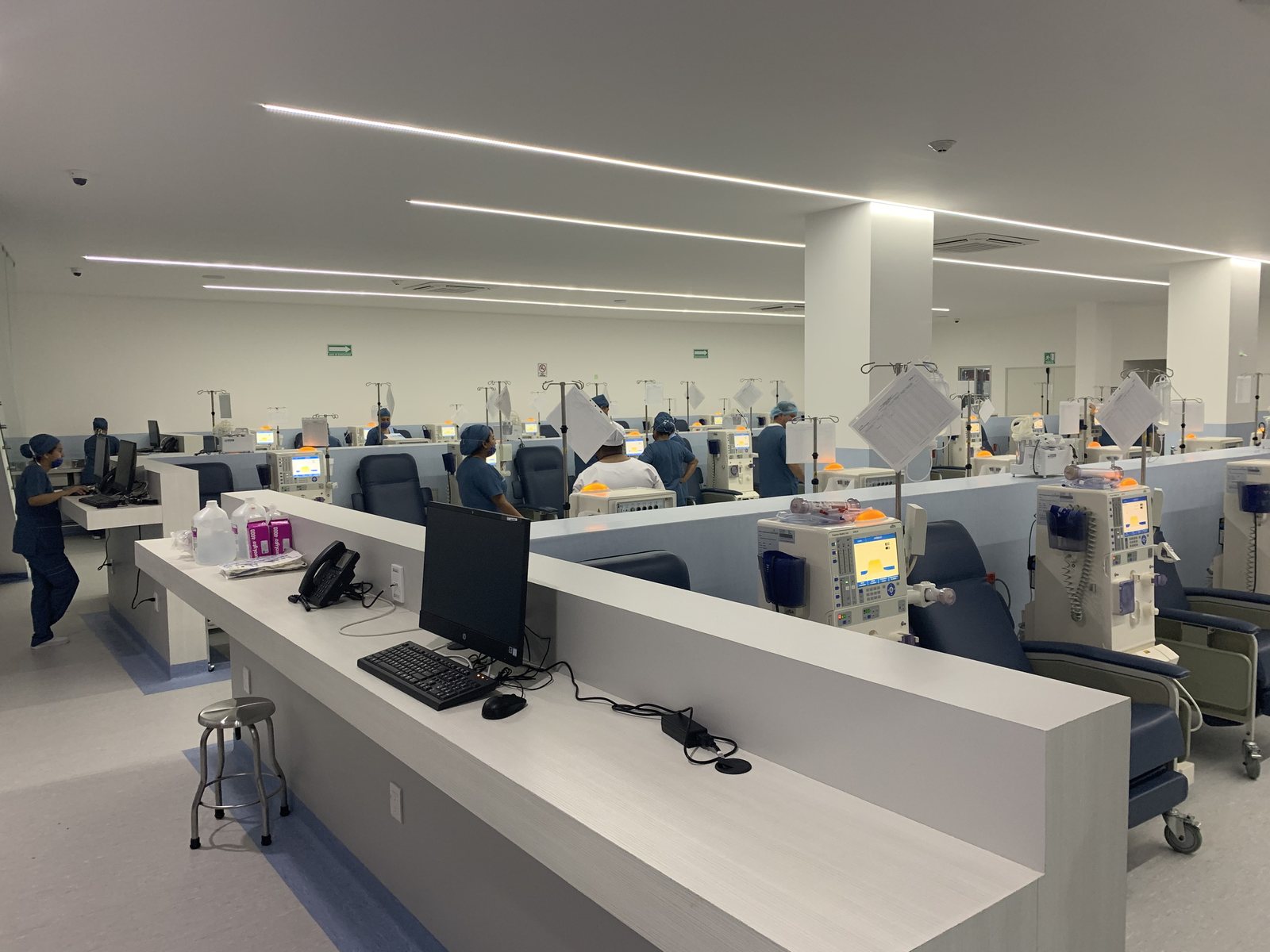 Sala de tratamiento de hemodi&aacute;lisis en las instalaciones de M&eacute;dica Renacer