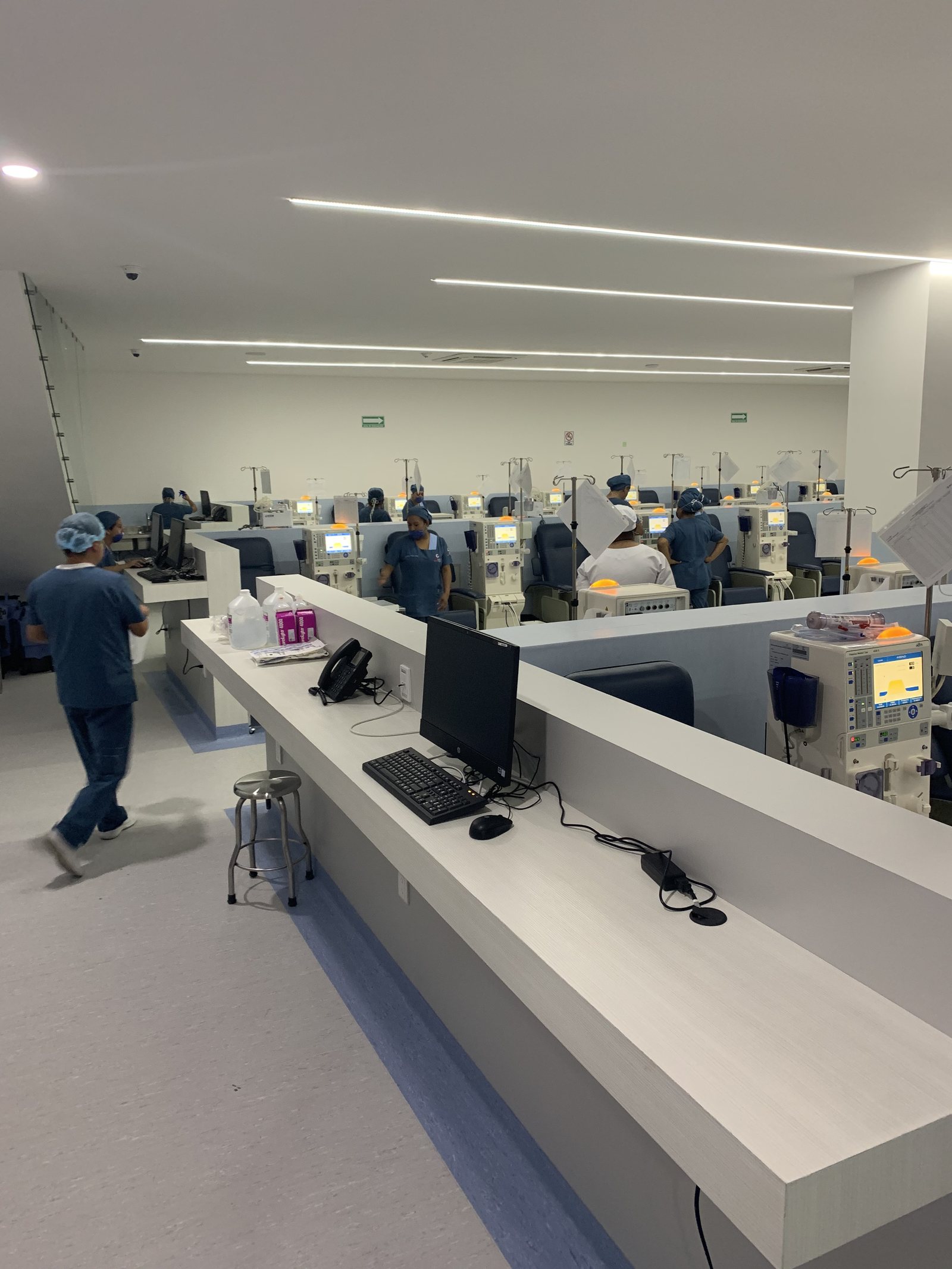 Sala de tratamiento de hemodi&aacute;lisis de M&eacute;dica Renacer