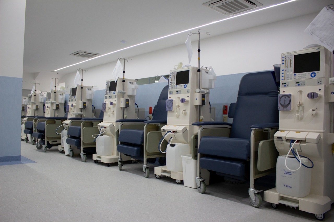 Sala de tratamiento de hemodiálisis con equipo especializado en Médica Renacer